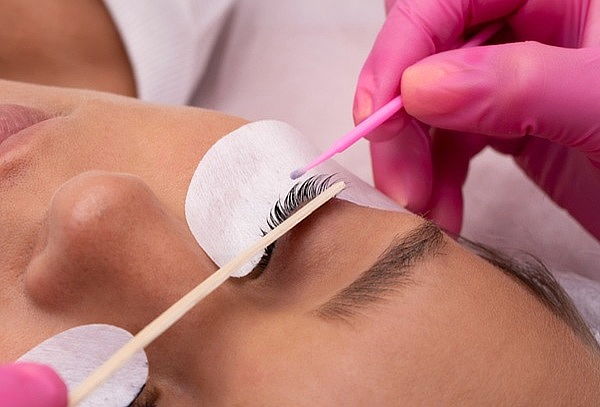 Lifting de Pestañas + Tinte + Nutrición + Limpieza de Cejas