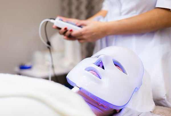 Limpieza Facial con Fototerapia y Extracción Manual