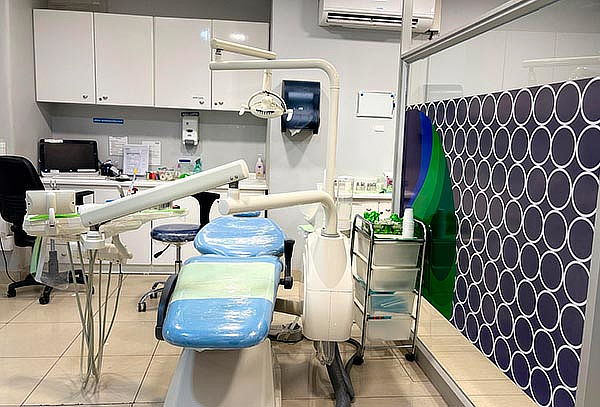 Instalación de Ortodoncia con Frenillos Metálicos
