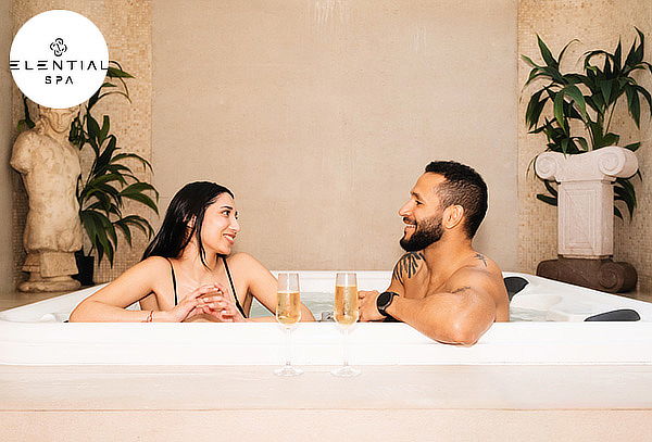 Relax Parejas con copas de espumante  en Elential Spa 