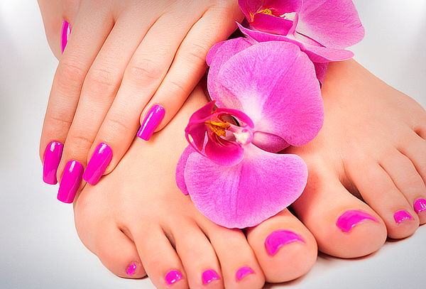 La Peluquería: Manicure + Pedicure Permanente