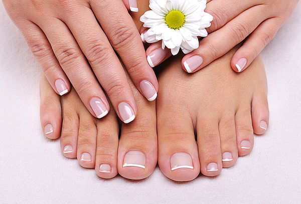 La Peluquería: Manicure + Pedicure Permanente