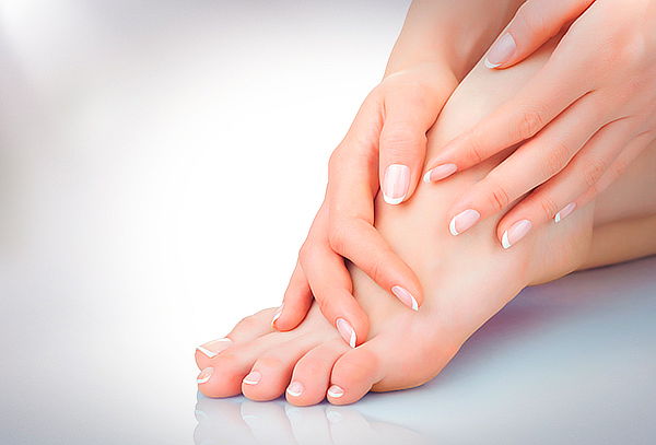 La Peluquería: Manicure + Pedicure Permanente