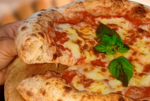 2 pizzas grandes especialidades a elección + palitos de ajo