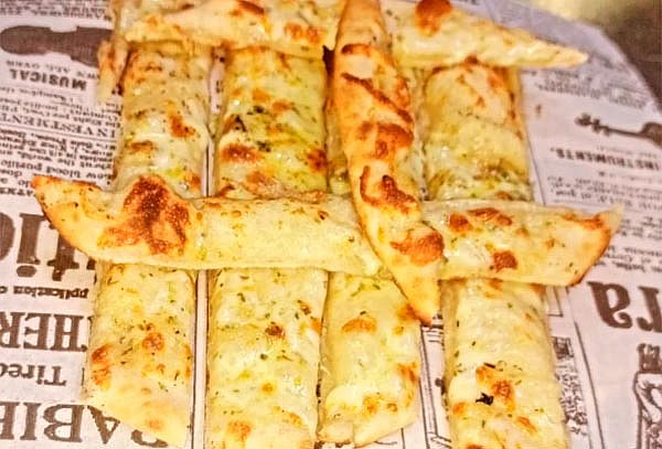 2 pizzas grandes especialidades a elección + palitos de ajo