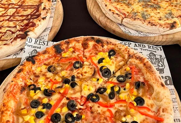 2 pizzas grandes especialidades a elección + palitos de ajo