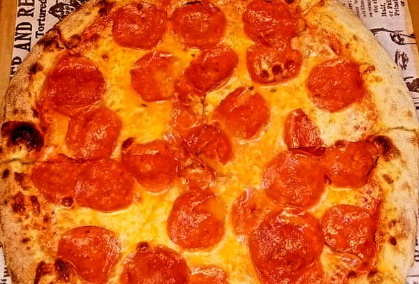 2 pizzas grandes especialidades a elección + palitos de ajo