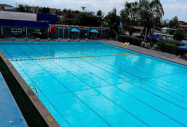 Entrada a Piscina exterior Club Recrear