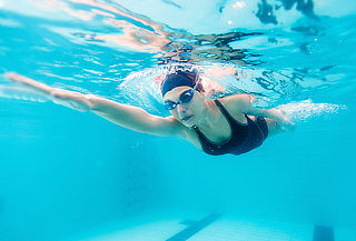 4 Clases de Natación Indoor en Piscina Climatizada