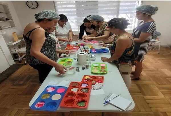 Taller de jabones naturales en Escuela Ser Holistico
