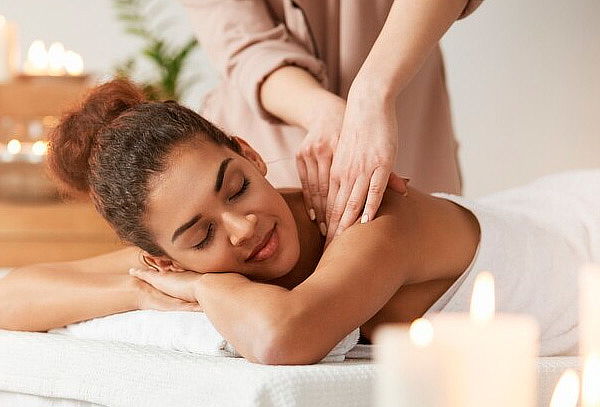 Masaje de relajación de espalda con Aromaterapia