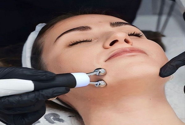 Head Spa Japonés + limpieza facial profunda.