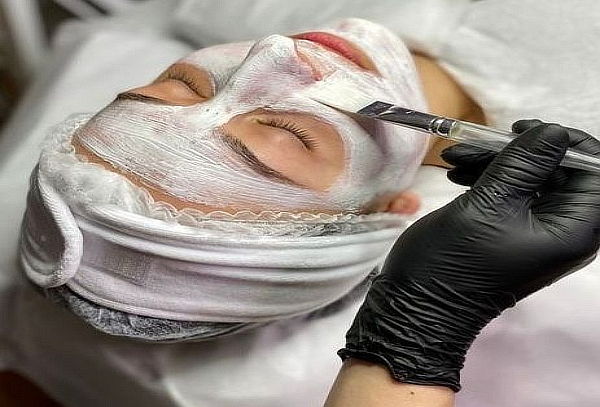 Head Spa Japonés + limpieza facial profunda.