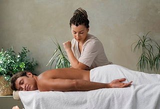 Masaje Descontracturante espalda + drenaje linfatico piernas