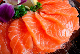 67% 1.8 KG de salmón slice ahumado con eneldo