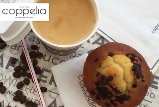 Coppelia: Café Cortado o Espresso 354 cc  + Muffin o Brownie