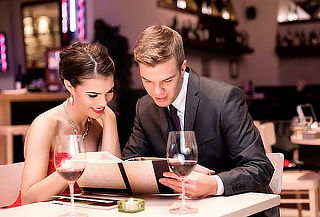 Cena Romántica para Pareja con Vino en Normandía