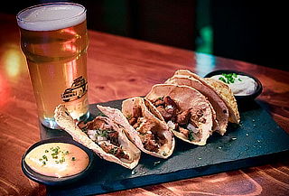 Para 2 Hamburguesa o Alitas o Tacos en Murdoc Beer Grill Para 2 Hamburguesa o Alitas o Tacos en Murdoc Beer Grill