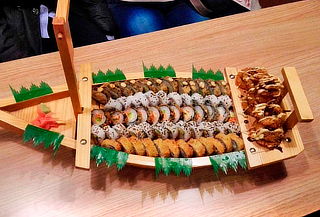 Barco de 20 o 40 Piezas de Sushi más Entrada Cedritos