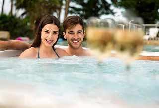 Spa en Pareja con Jacuzzi y Copas de Vino NIza