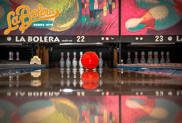 Bola recorriendo una pista de bolos