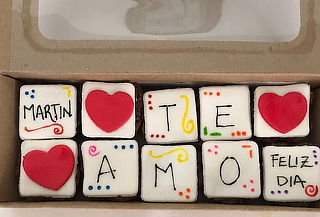 Caja de 10 Mini Brownies Decorados y Personalizados