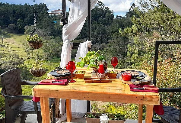 Rionegro: Cena o Almuerzo Campestre para 2 + Decoración 