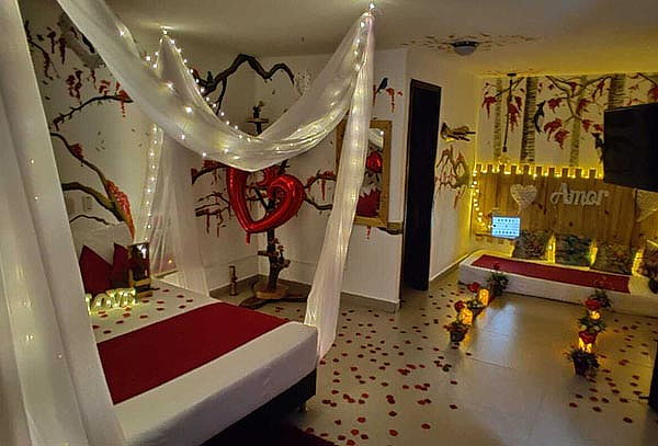 Alojamiento Romántico + Decoración + Desayuno + Vino | Cuponatic