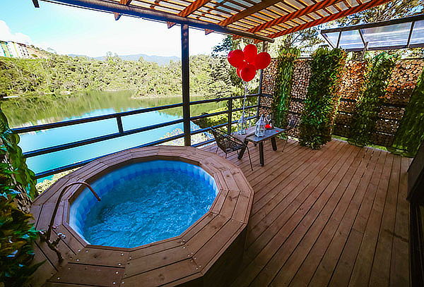 Guatapé para 2: Hospedaje de Lujo + Jacuzzi + Desayuno 