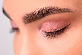 Laminado de Cejas: Aspecto Natural, Definidas y con Volumen