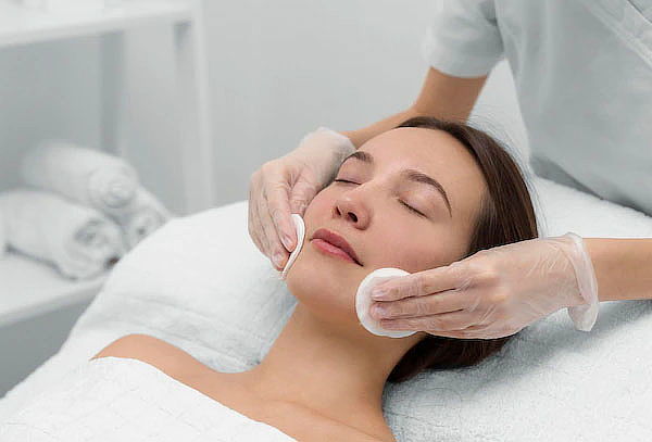 Limpieza Facial + Dermapen + Ácido Hialurónico 