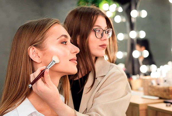 Maquillaje Social + Cepillado + Perfilación de Cejas