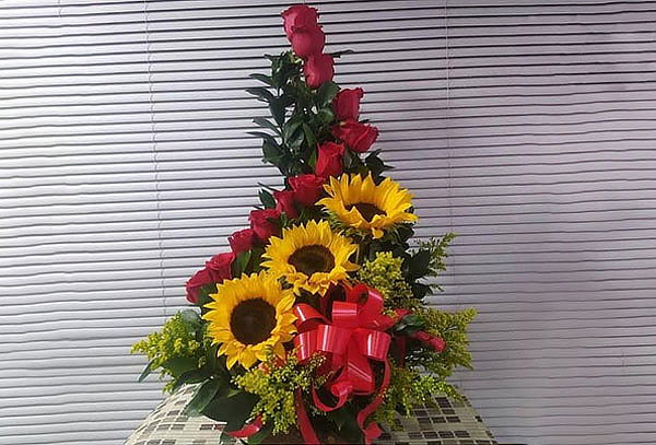 Arreglo Floral de 12 Rosas + 3 Girasoles + Follaje variado | Cuponatic
