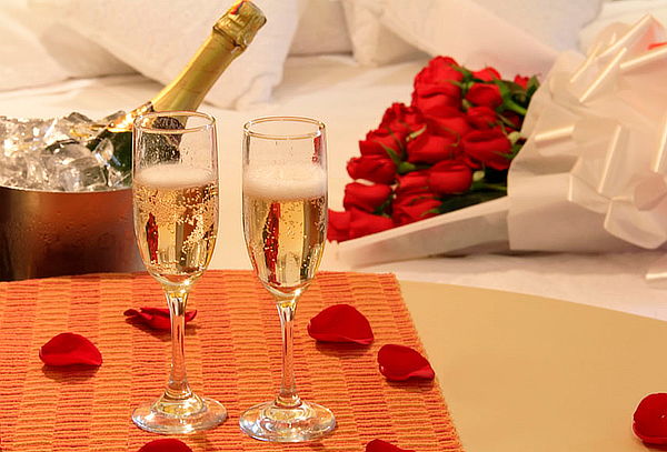 Noche Romántica en Suite + Tina + Vino + Bouquet 12 Rosas