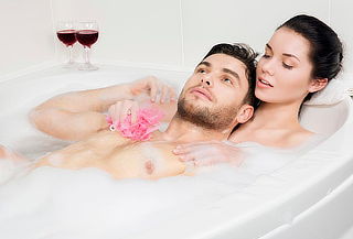 Spa en Pareja con Jacuzzi + Decoración + Copa de Vino | Cuponatic Spa en Pareja con Jacuzzi + Decoración + Copa de Vino | Cuponatic