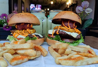 2 Rockoburgers Carne de 170 Gramos + 2 Papas a la Francesas 