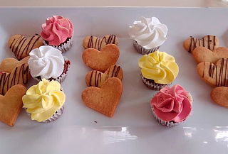 75 Mini Cupcakes + 15 Mini Galletas de Corazón