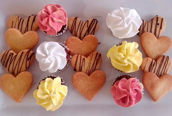 75 Mini Cupcakes + 15 Mini Galletas de Corazón