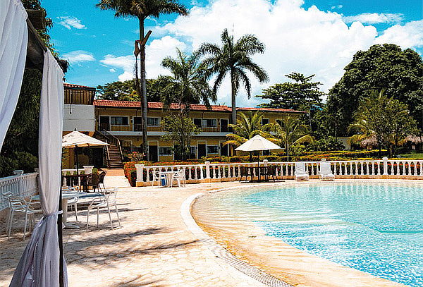 Hotel Iguana en Antioquia: Día de Sol para 2 + Almuerzo 