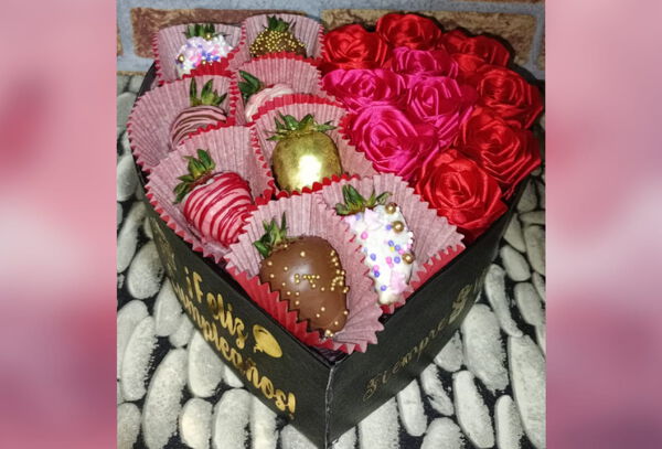 Detalle Rosas eternas + Chocolates tipo ferrero o fresas 