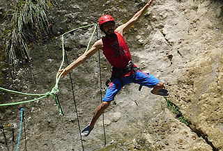 2D/1N Hospedaje + Canotaje + Torrentismo y más en Tobia