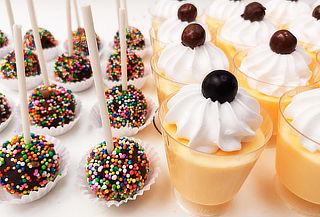 25 Mini Cake Pops + 25 Mini Shots Fríos.