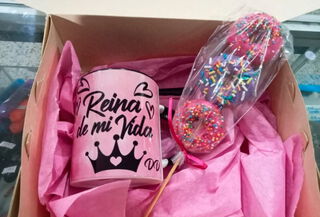 Mug personalizado + Pincho de mini donas 