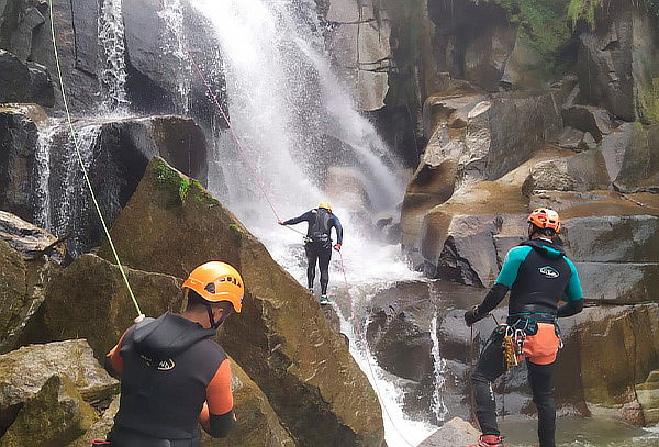 Canyoning Deporte de Aventura: Descenso por Cascadas 