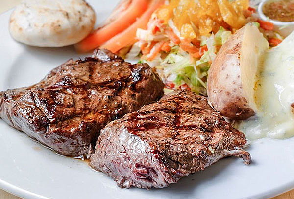 2 Platos Fuertes a la Parrilla + Acompañamientos + Bebidas 