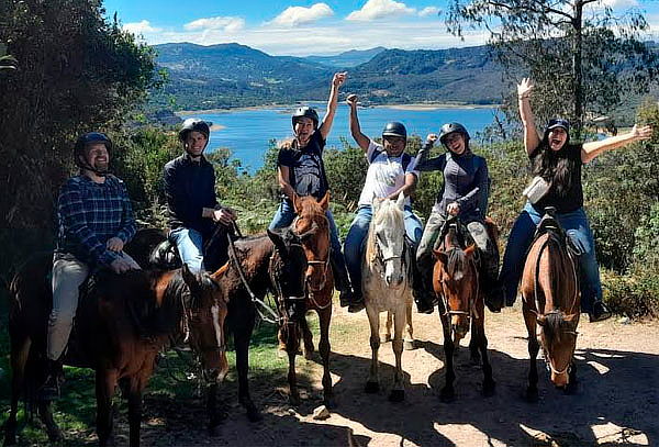 Cabalgata para 3 o 5 Personas + Bebida Caliente en la Calera