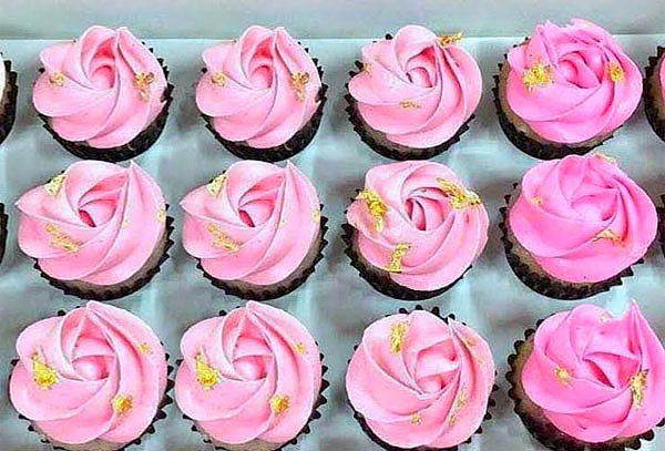 36 Cupcakes Medianos de Rosa Decorados 