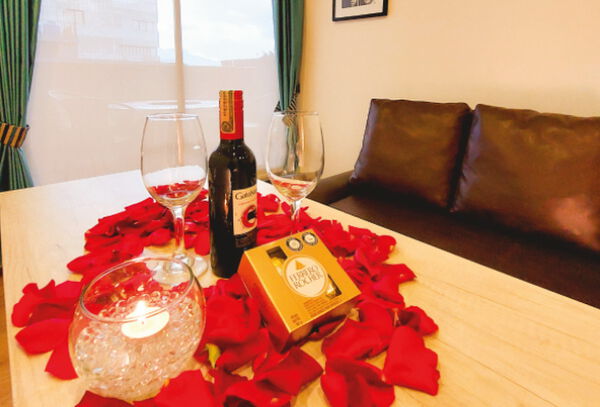 Noche Romantica para DOS + Vino + Decoracion + Chocolates