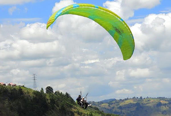 Vuelo en Parapente + Kit Cumpleaños + Fotos y Vídeo 