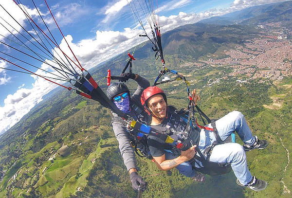 Vuelo en Parapente + Kit Cumpleaños + Fotos y Vídeo 